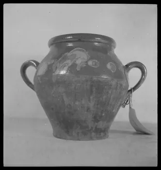 Pierre Soulier photographie Pot à anse jaspé du Mâconnais Ile-de-France, France 1944/2/1 Ph.1944.26.203 Photo