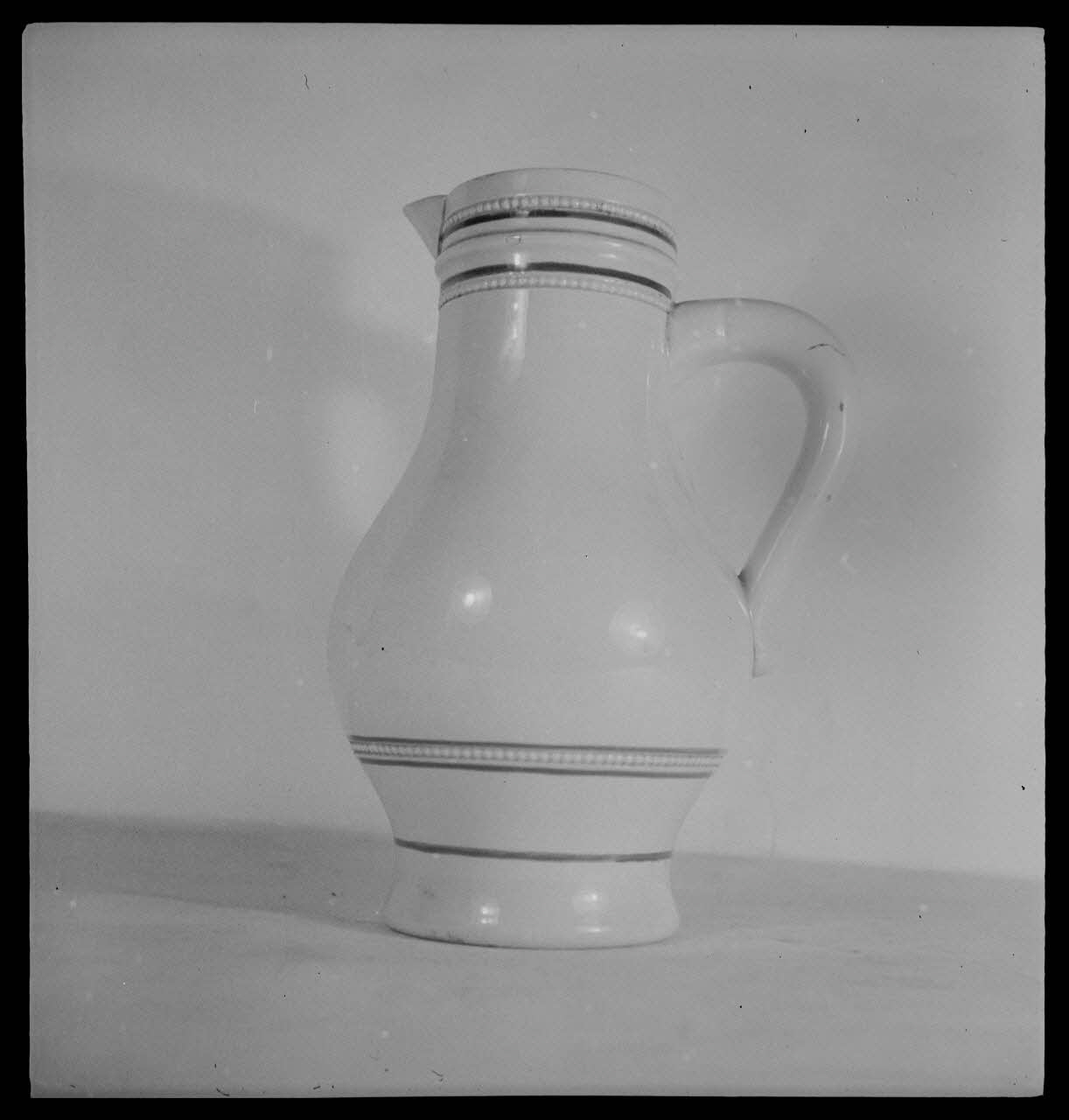 Pierre Soulier photographie Cruche en émail blanc d'Eure-et-Loir Ile-de-France, France 1944/2/1 Ph.1944.26.209 Photo