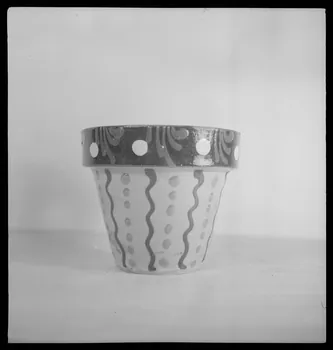 Pierre Soulier photographie Pot à fleur de Soufflenheim, Bas-Rhin Ile-de-France, France 1944/2/1 Ph.1944.26.216 Photo