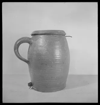 Pierre Soulier photographie Crémière en grès au sel de la Sarthe Ile-de-France, France 1944/2/1 Ph.1944.26.218  Photo