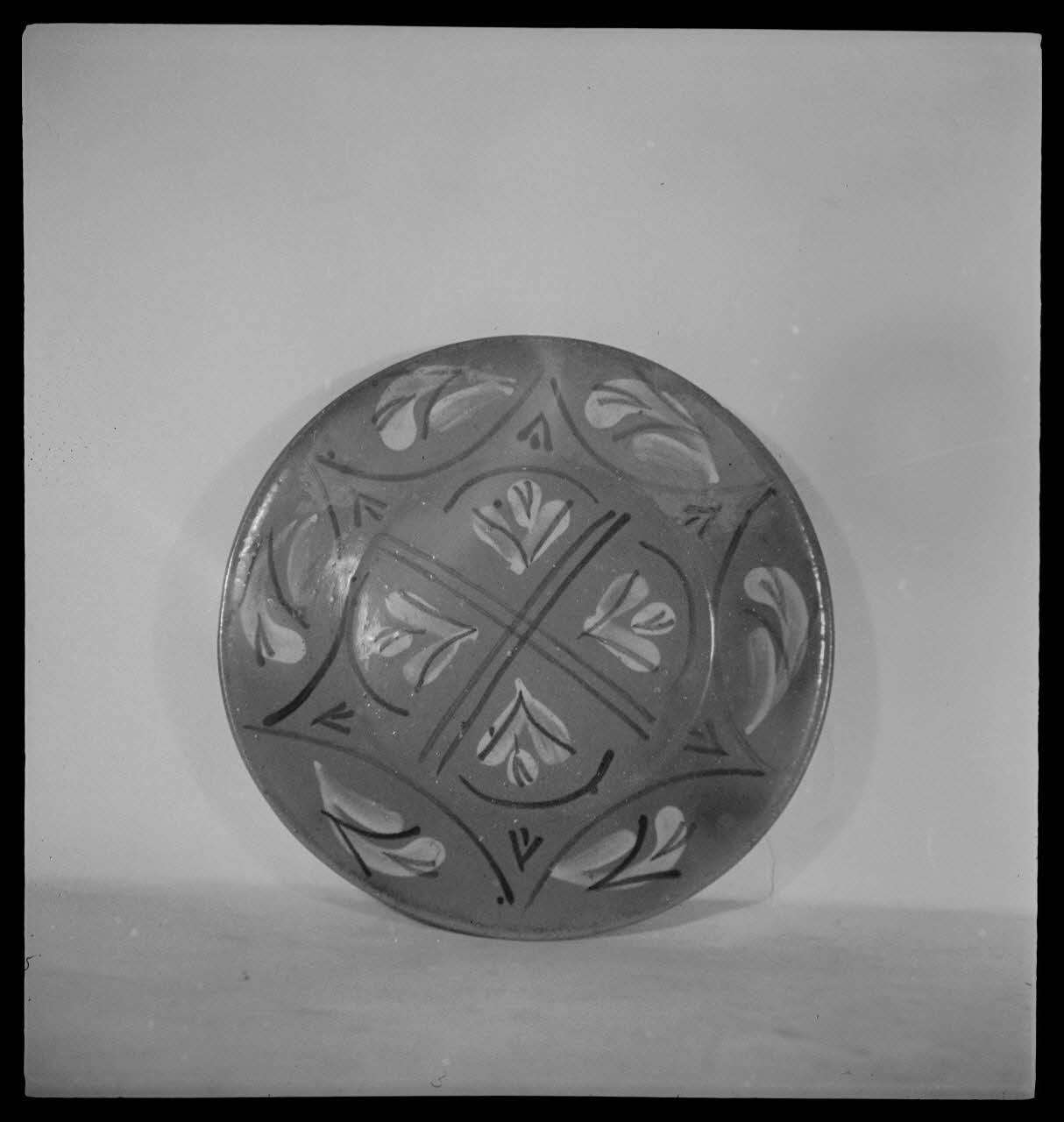 Pierre Soulier photographie Assiettes de Bretagne Ile-de-France, France 1944/2/1 Ph.1944.26.222 Photo