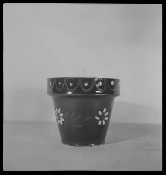 Pierre Soulier photographie Pot à fleur bleu foncé de Soufflenheim, Bas-Rhin Ile-de-France, France 1944/2/1 Ph.1944.26.223 Photo