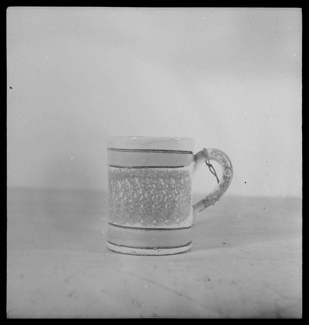 Pierre Soulier photographie Bol à cidre de Quimper Ile-de-France, France 1944/2/1 Ph.1944.26.250 Photo