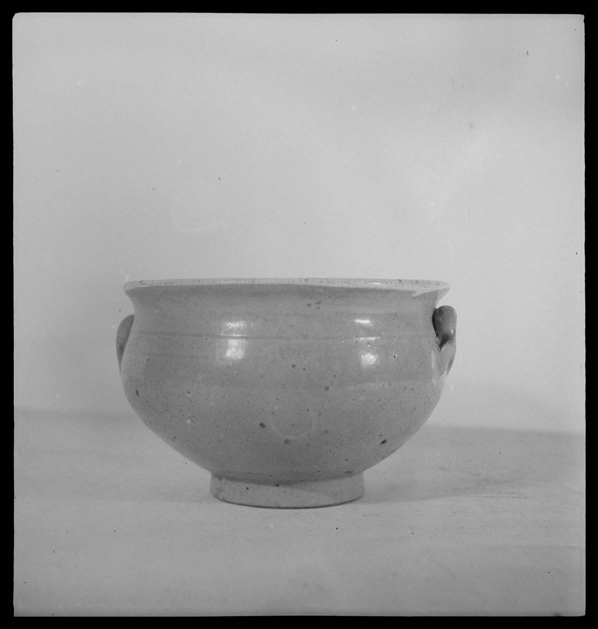 Pierre Soulier photographie Soupière en émail bleu clair de Bretagne Ile-de-France, France 1944/2/1 Ph.1944.26.252 Photo