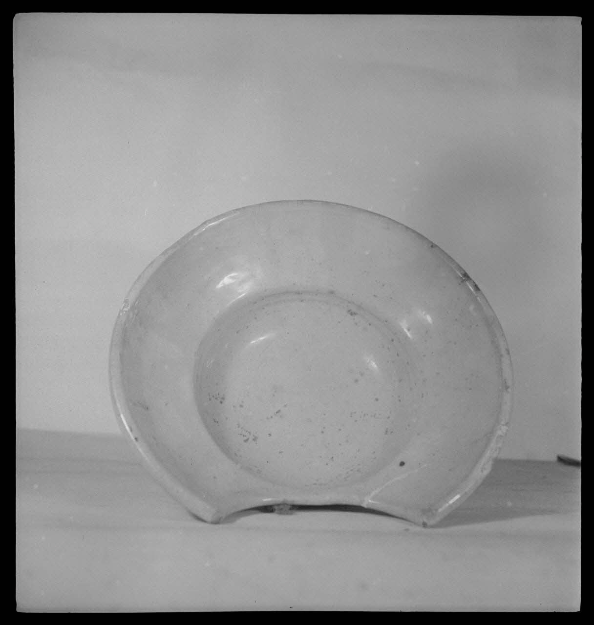 Pierre Soulier photographie Plat à barbe en émail jaune du Bas-Languedoc Ile-de-France, France 1944/2/1 Ph.1944.26.256 Photo