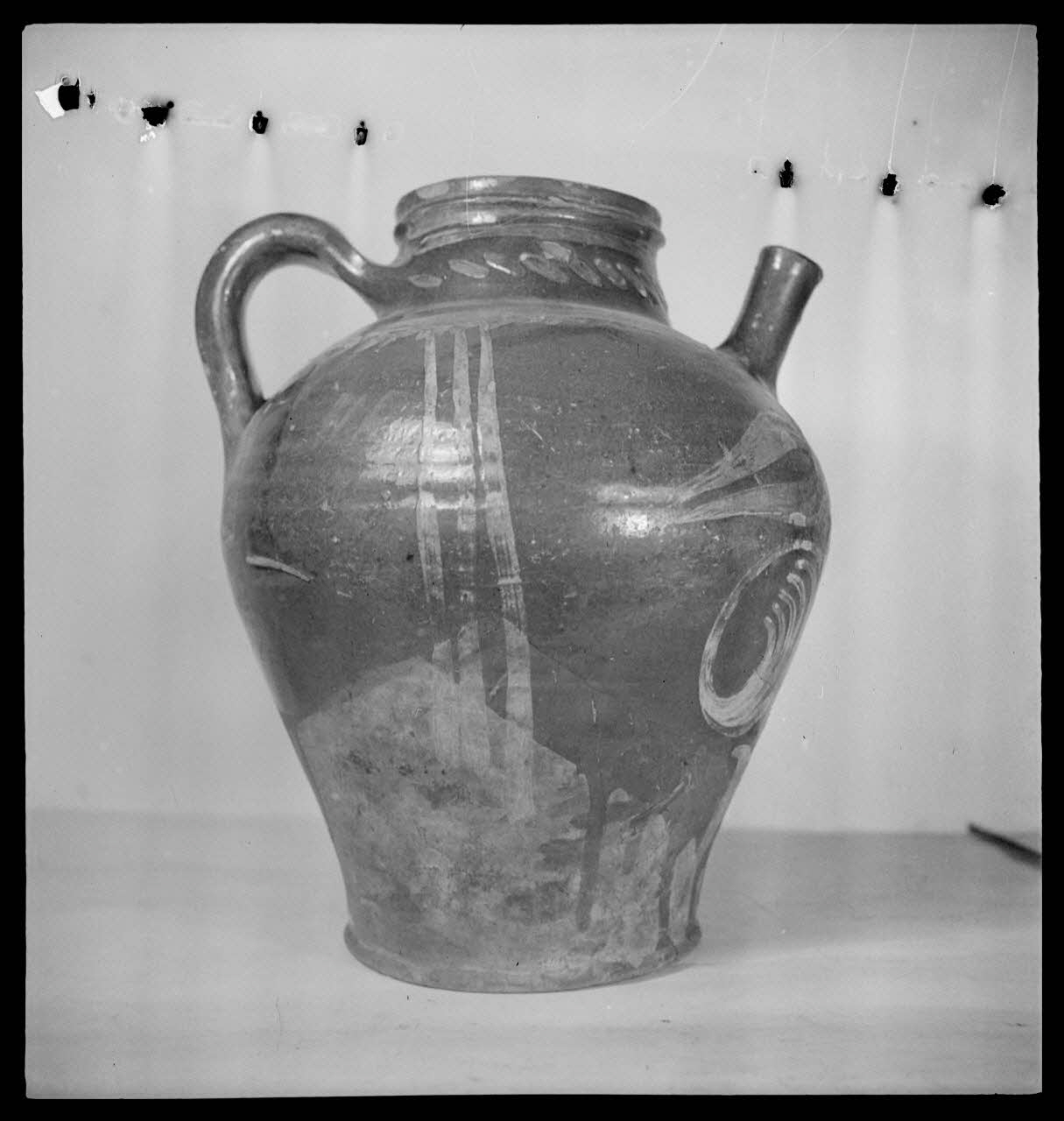 Pierre Soulier photographie Cruche à bec en émail marron du Lyonnais Ile-de-France, France 1944/2/1 Ph.1944.26.261 Photo