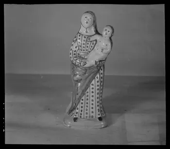 Pierre Soulier photographie Statue de la Vierge en faïence provenant du Maine-et-Loire Ile-de-France, France 1944/2/1 Ph.1944.26.3 Photo