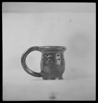 Pierre Soulier photographie Gobelet à surprise provenant de Nehoo, Manche Ile-de-France, France 1944/2/1 Ph.1944.26.33 Photo