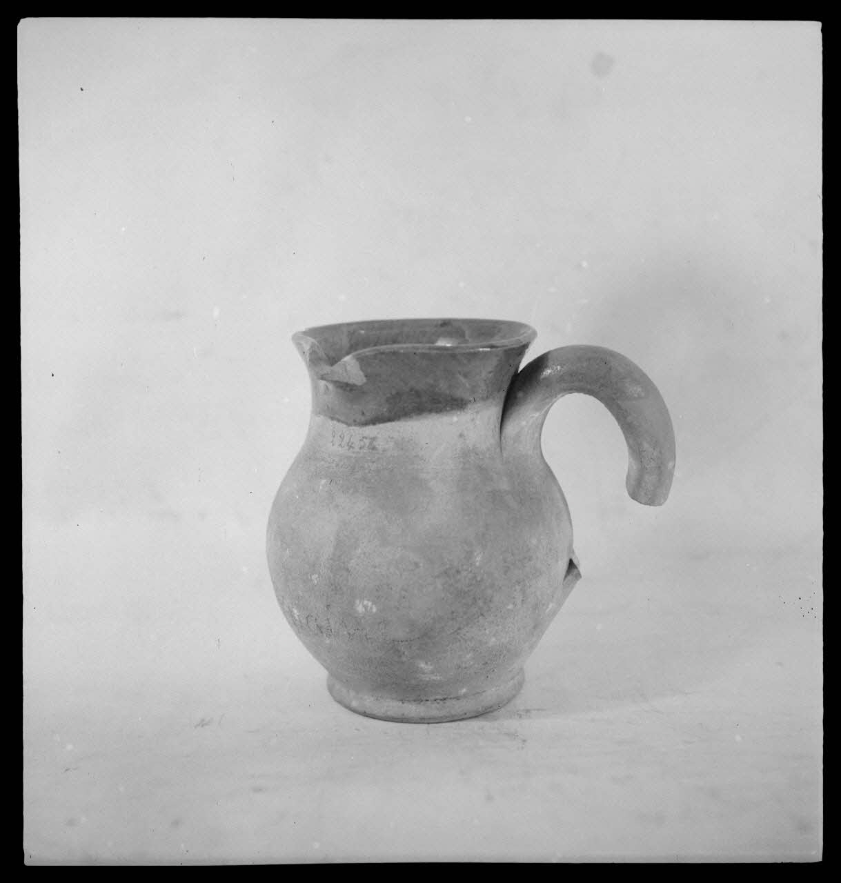 Pierre Soulier photographie Pichet en terre vernissée verte provenant du Mans Ile-de-France, France 1944/2/1 Ph.1944.26.34 Photo