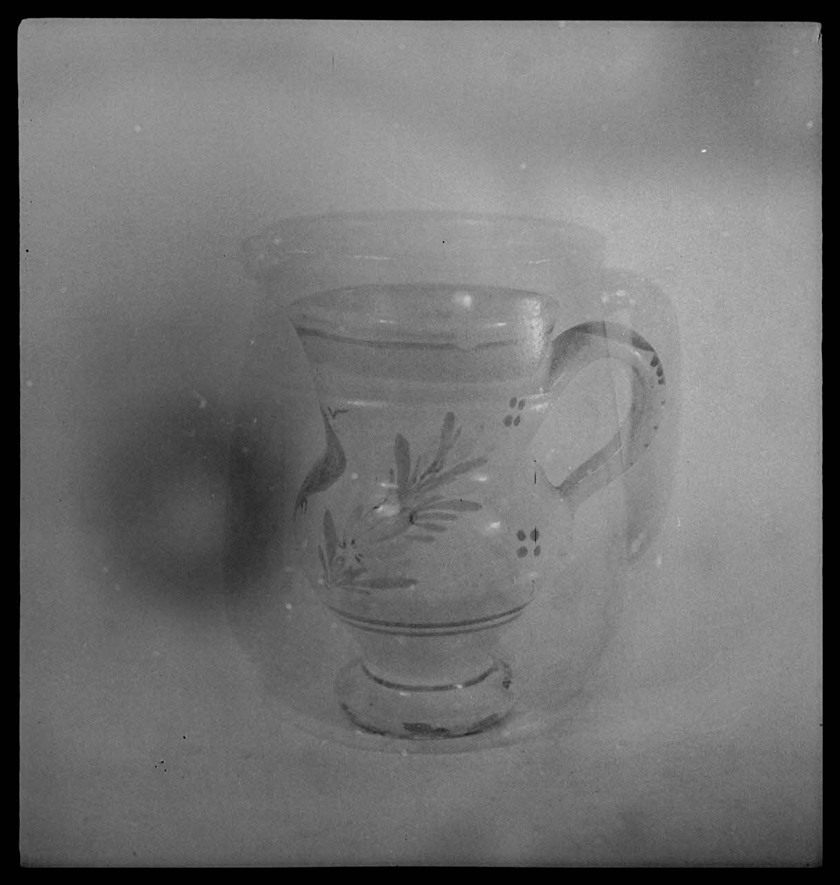 Pierre Soulier photographie Pichet provenant de Quimper Ile-de-France, France 1944/2/1 Ph.1944.26.40 Photo