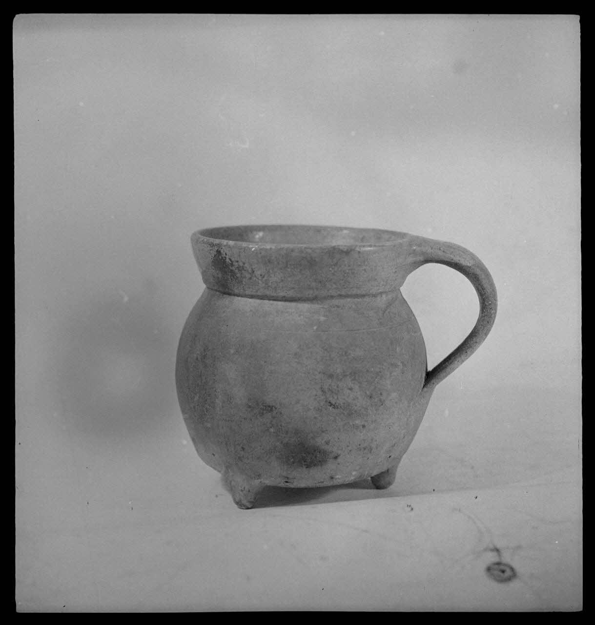 Pierre Soulier photographie Pot à trois pieds provenant du Château du Loir, Sarthe Ile-de-France, France 1944/2/1 Ph.1944.26.44 Photo