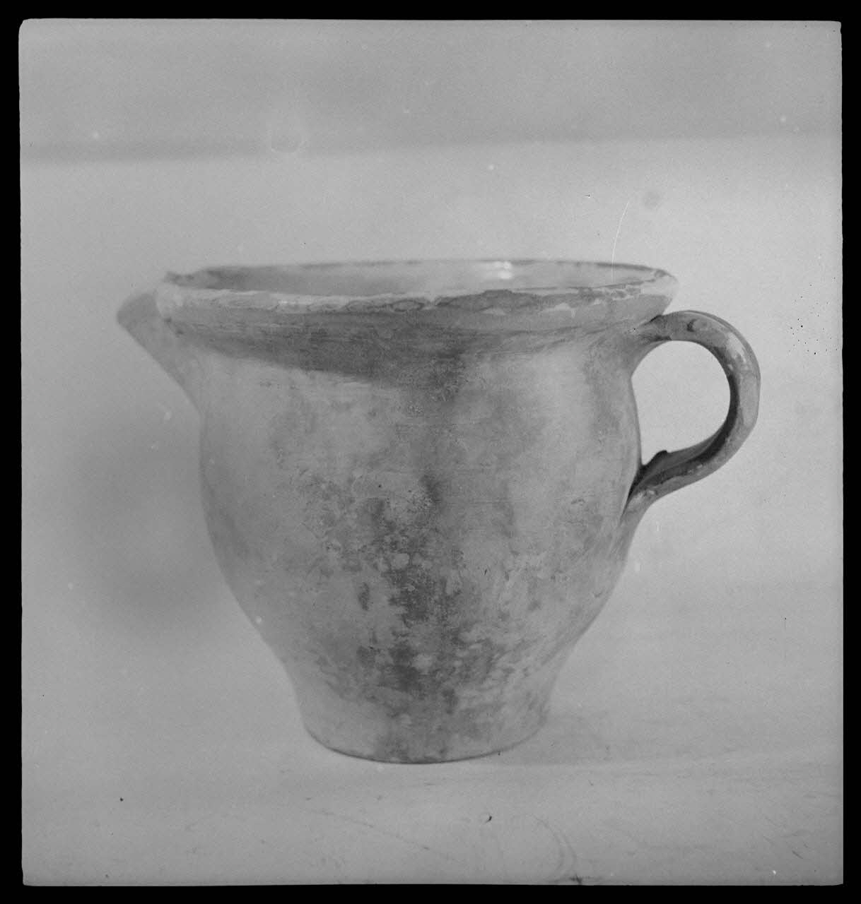 Pierre Soulier photographie Pot en terre jaune provenant de Camargue Ile-de-France, France 1944/2/1 Ph.1944.26.45 Photo