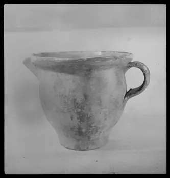 Pierre Soulier photographie Pot en terre jaune provenant de Camargue Ile-de-France, France 1944/2/1 Ph.1944.26.45 Photo