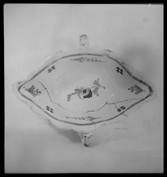 Pierre Soulier photographie Saucière en faïence provenant du Château du Loir, Sarthe Ile-de-France, France 1944/2/1 Ph.1944.26.47 Photo