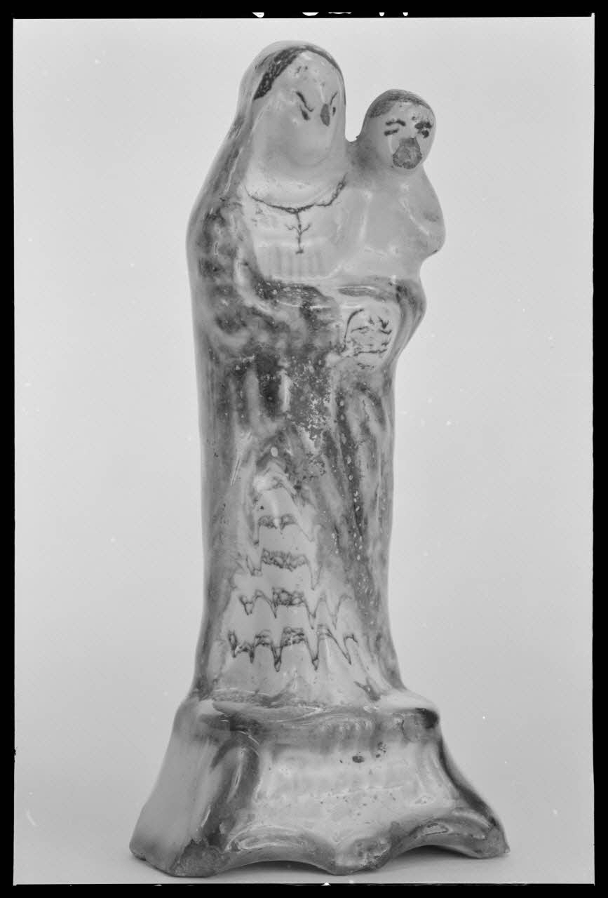 Pierre Soulier photographie Statuette en faïence de la Vierge provenant de Foulletourde, Sarthe Ile-de-France, France 1944/2/1 Ph.1944.26.5 Photo