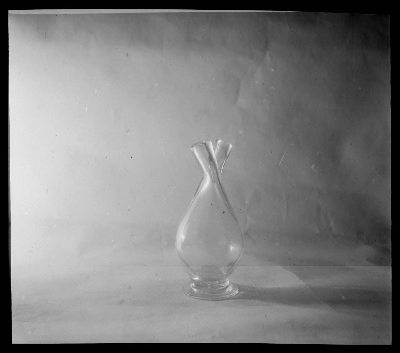Pierre Soulier photographie Huilier en verre provenant de Massat, Ariège Ile-de-France, France 1944/2/1 Ph.1944.26.51 Photo