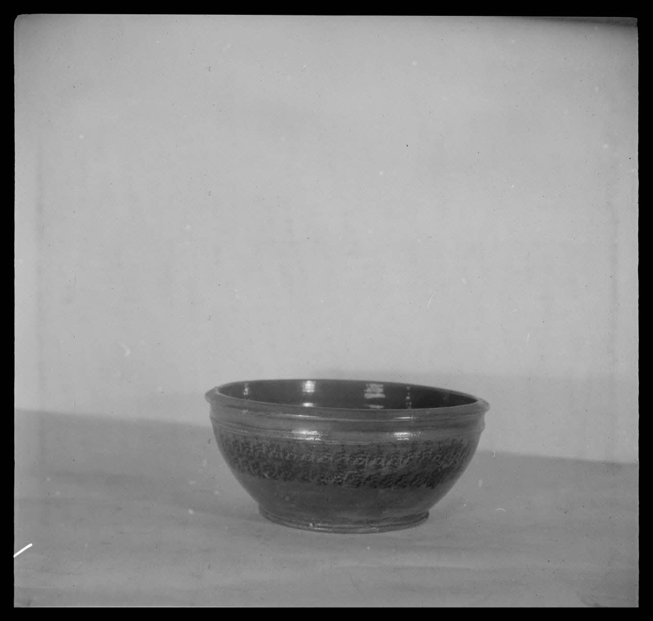 Pierre Soulier photographie Ecuelle provenant de Bretagne Ile-de-France, France 1944/2/1 Ph.1944.26.57 Photo