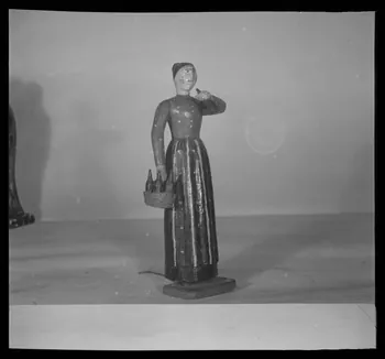Pierre Soulier photographie Statuette, cabaretière Ile-de-France, France 1944/2/1 Ph.1944.26.6 Photo