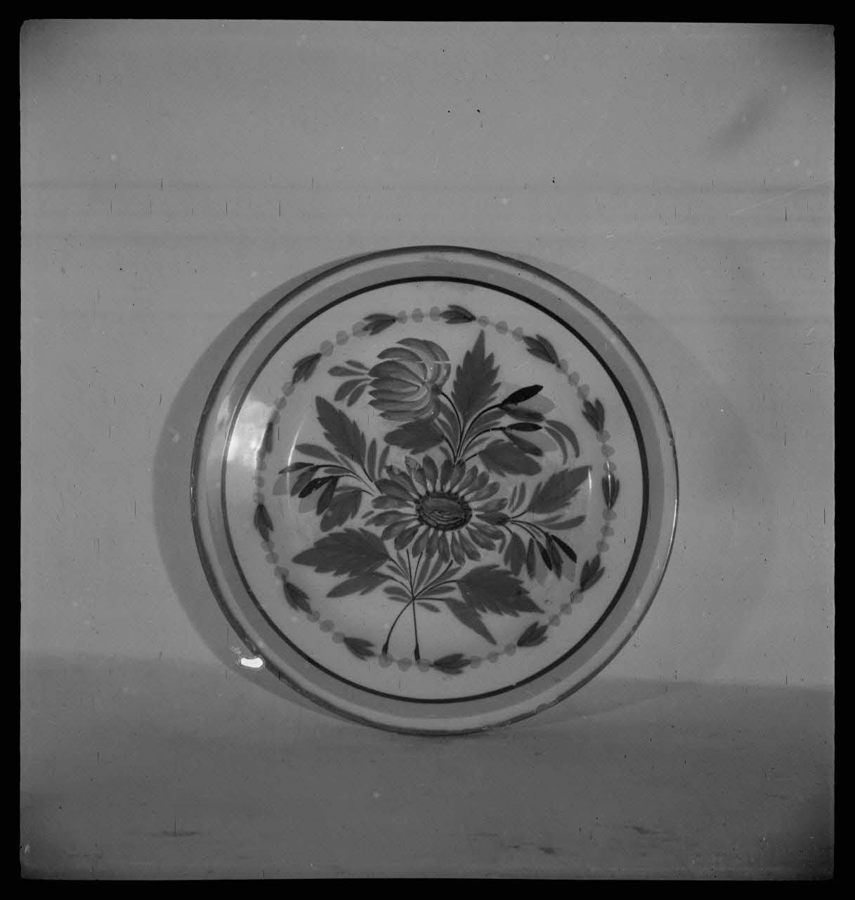 Pierre Soulier photographie Assiette provenant de Lunéville, Meurthe-et-Moselle Ile-de-France, France 1944/2/1 Ph.1944.26.63 Photo