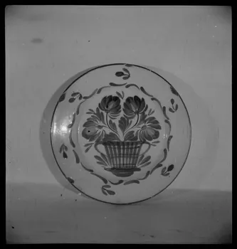 Pierre Soulier photographie Assiette provenant de Saint-Clément, Meurthe-et-Moselle Ile-de-France, France 1944/2/1 Ph.1944.26.64 Photo