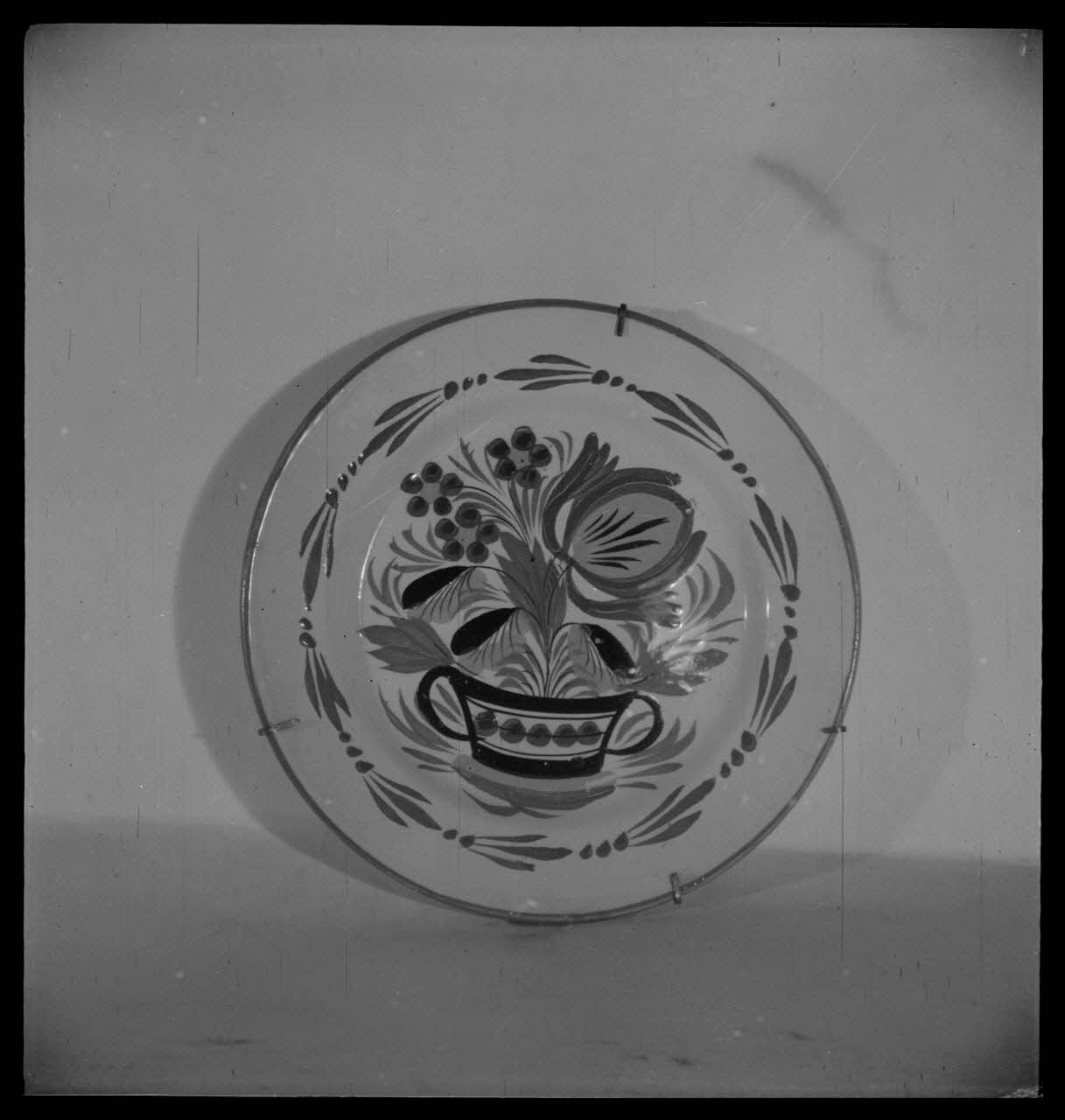 Pierre Soulier photographie Assiette provenant de Lunéville, Meurthe-et-Moselle Ile-de-France, France 1944/2/1 Ph.1944.26.65 Photo