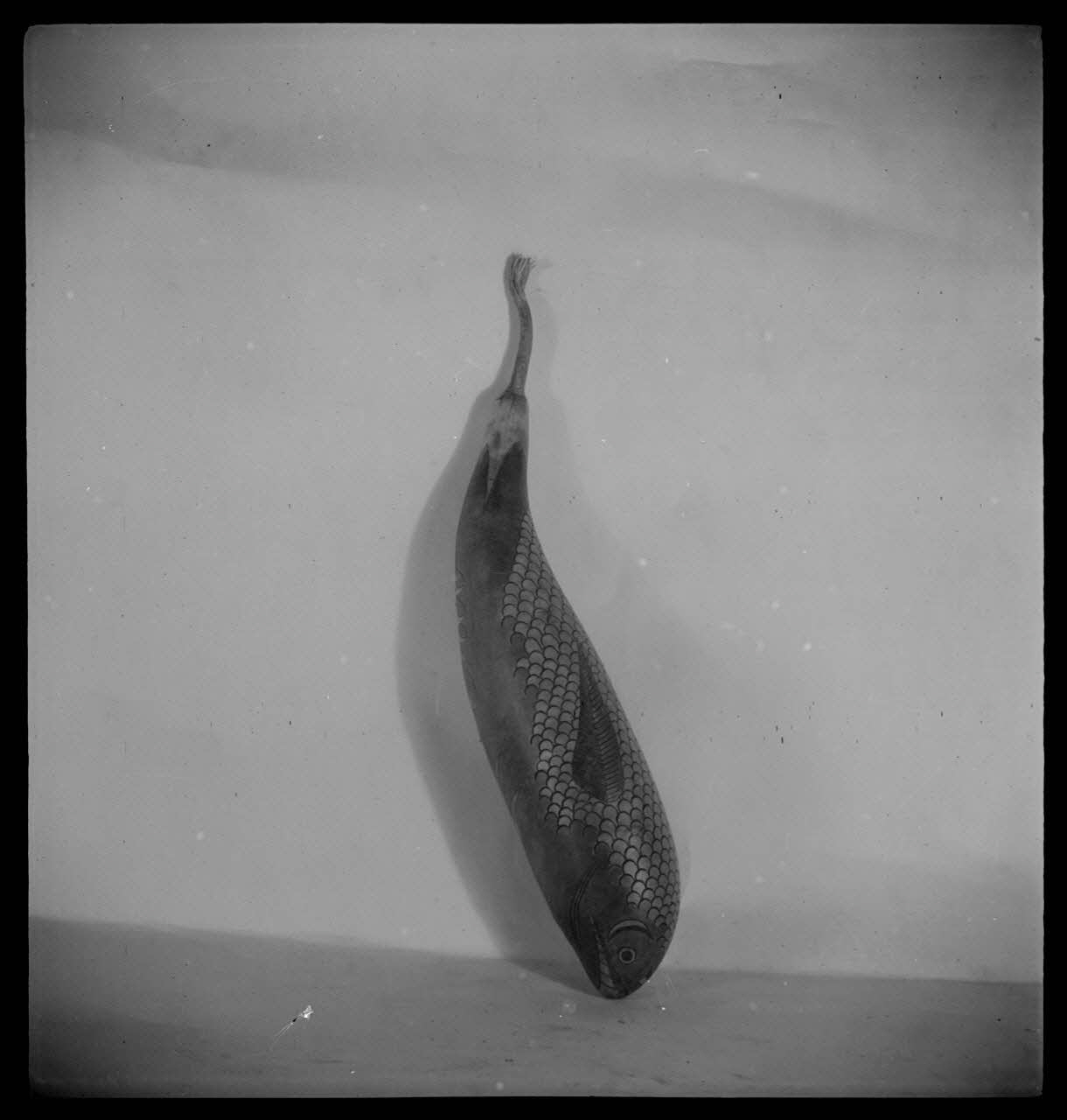 Pierre Soulier photographie Gourge avec décor de poisson Ile-de-France, France 1944/2/1 Ph.1944.26.80 Photo