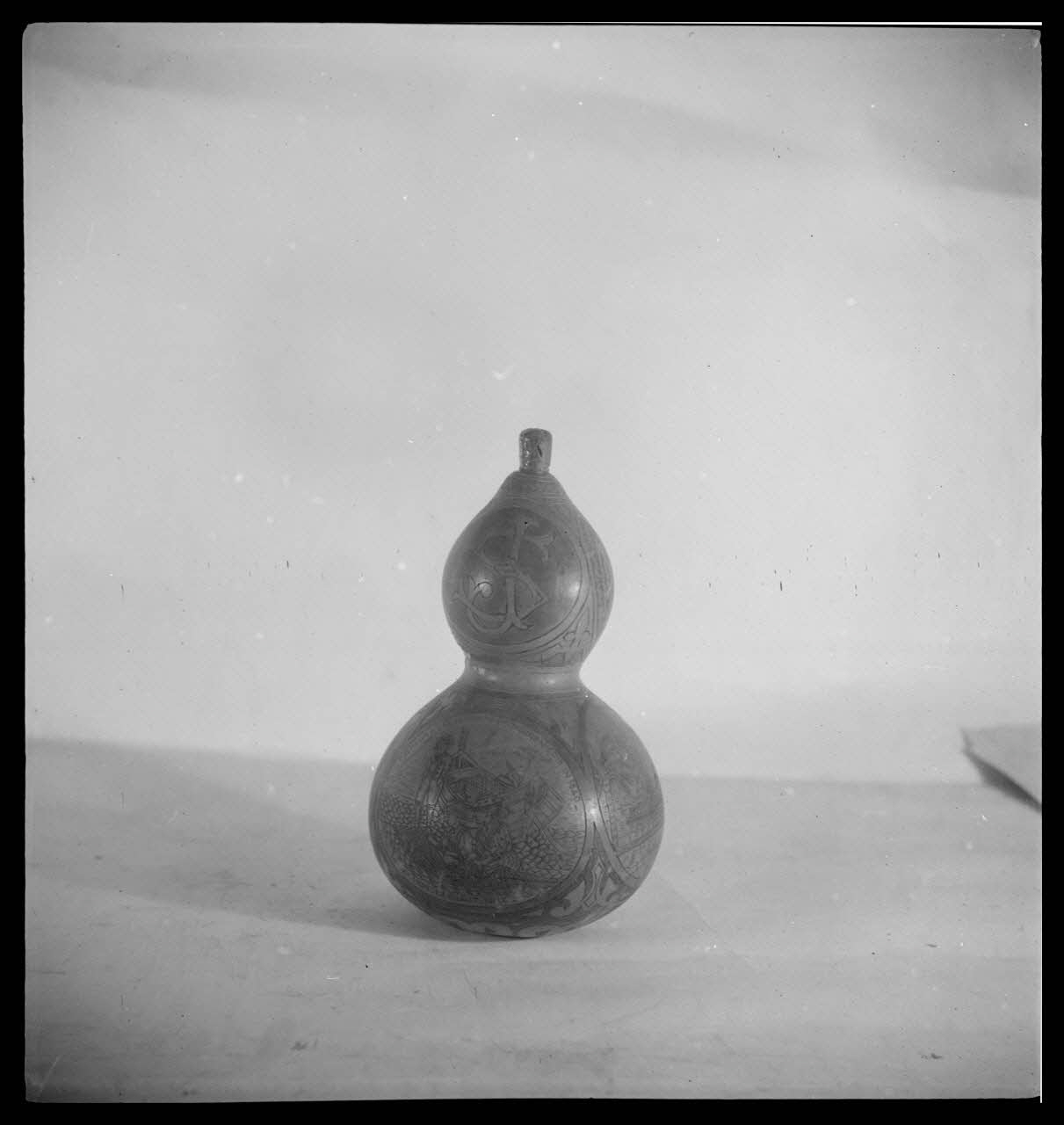 Pierre Soulier photographie Gourge avec décor de coloquinte Ile-de-France, France 1944/2/1 Ph.1944.26.81 Photo