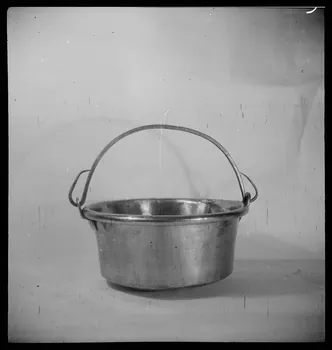 Pierre Soulier photographie Chaudron en cuivre provenant de Saint-Jean-d'Angely, Charente Ile-de-France, France 1944/2/1 Ph.1944.26.89 Photo