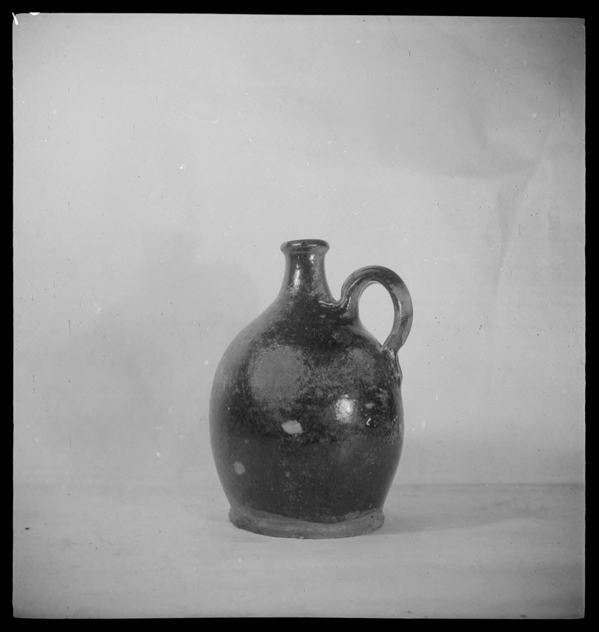 Pierre Soulier photographie Pot en terre provenant de Goviller en Meurthe-et-Moselle Ile-de-France, France 1944/2/1 Ph.1944.26.97 Photo