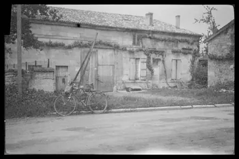 Marc Sibertin-Blanc photographie [Ancienne commune de Véel]. Chez Monsieur Ligier. Vue d'ensemble de l'exploitation Lorraine, France 1943/5/12 Ph.1943.167.21 Photo