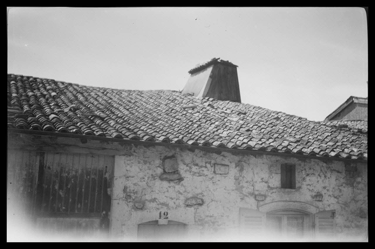 Marc Sibertin-Blanc photographie Chez Madame Chatourel. Toiture. Sortie de la grande cheminée Lorraine, France 1943/5/17 Ph.1943.167.25  Photo