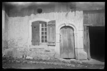 Marc Sibertin-Blanc photographie Chez Monsieur Virebs. Porte d'habitation Lorraine, France 1943/5/17 Ph.1943.167.27 Photo