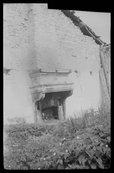 Marc Sibertin-Blanc photographie Cheminée de pierre dans une maison sinistrée Lorraine, France 1943/5/19 Ph.1943.167.29 Photo