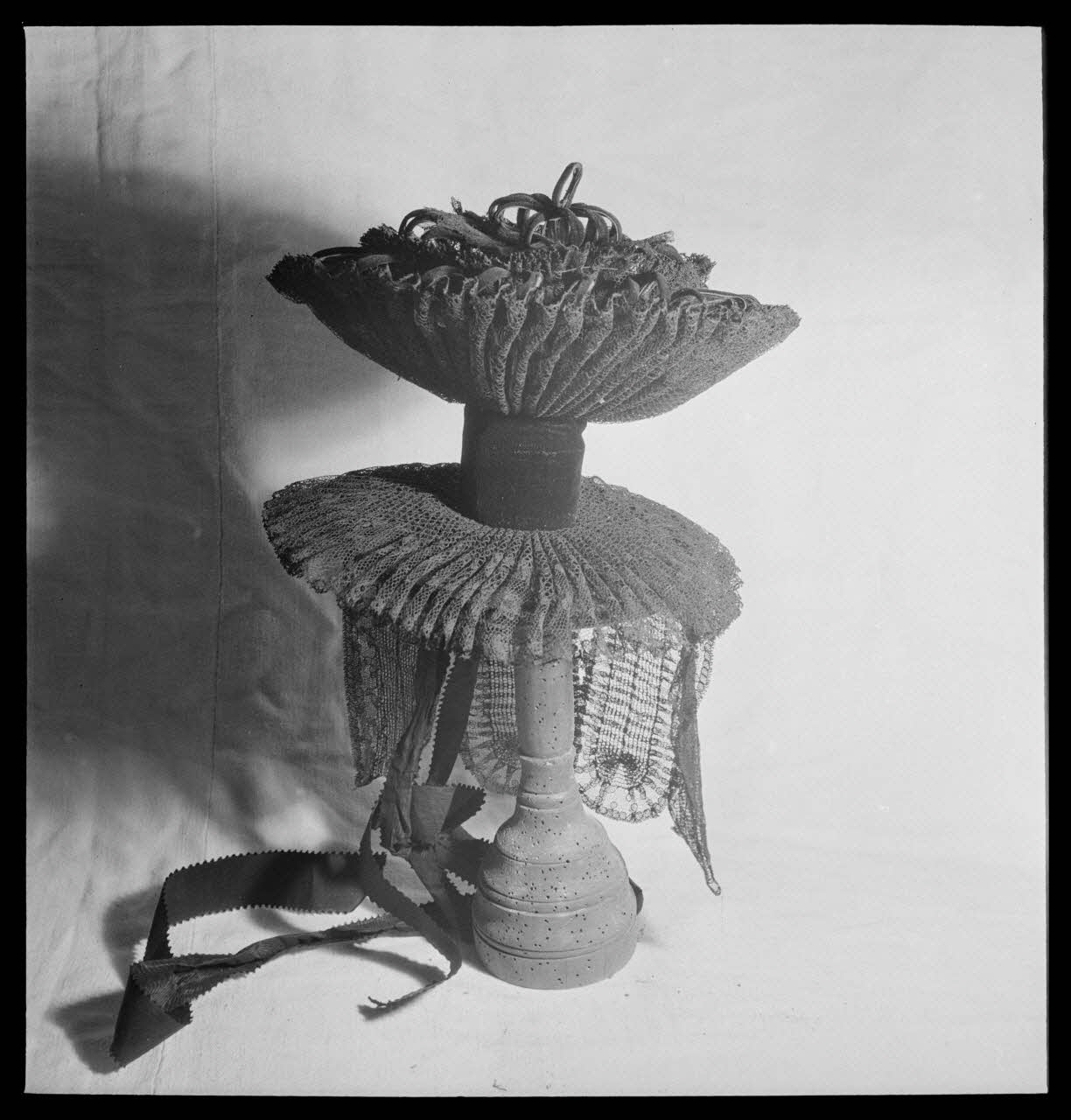 Manziat photographie Chapeau à cocardière de la région de Louhans Bourgogne, France 1944/1/1 Ph.1944.33.317 Photo