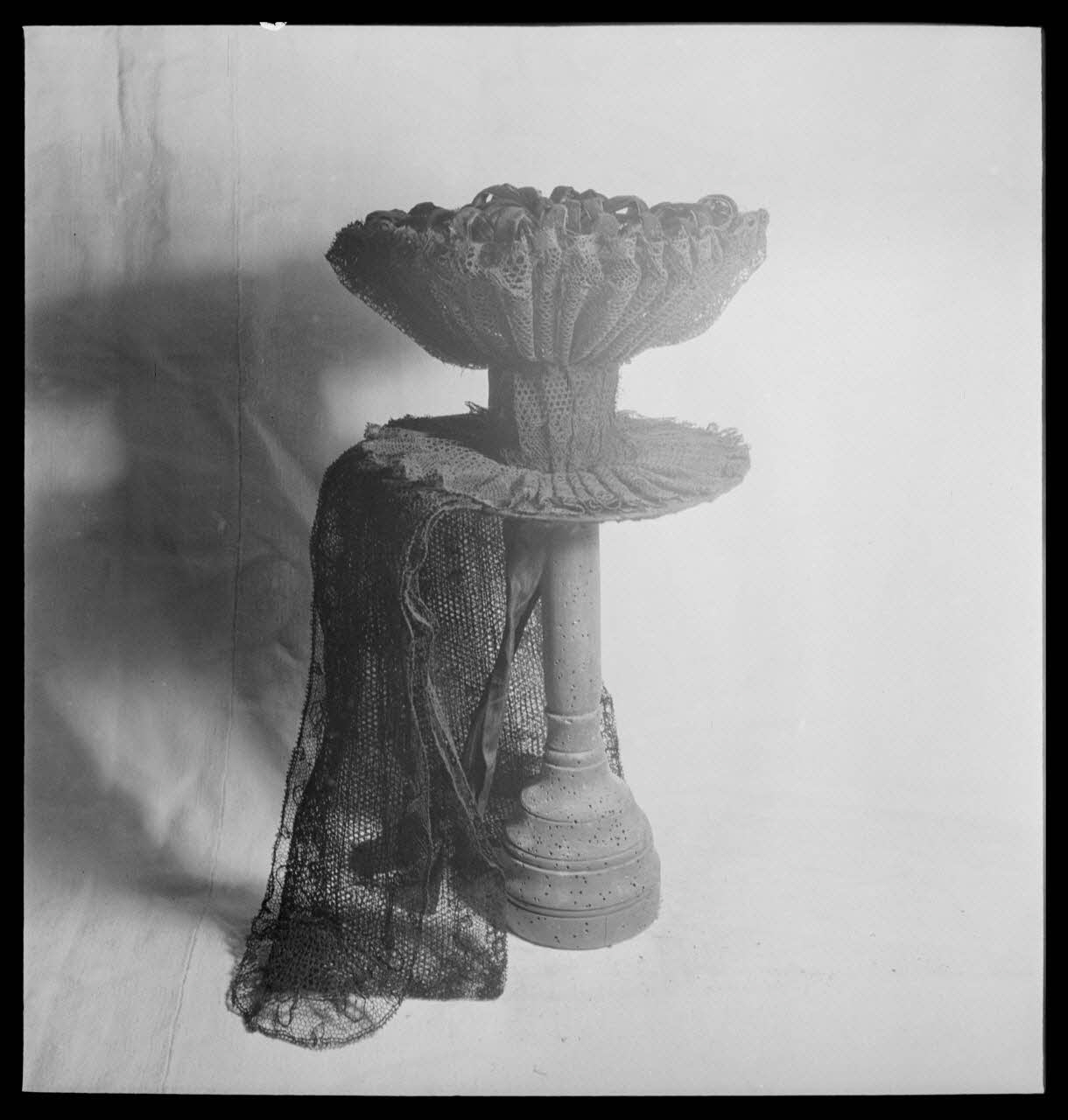 Manziat photographie Chapeau à cocardière de la région de Louhans Bourgogne, France 1944/1/1 Ph.1944.33.318 Photo