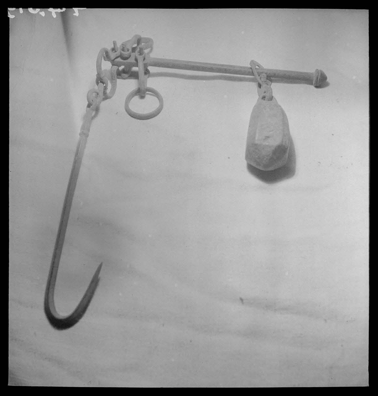 Manziat photographie Romaine à crochet Bourgogne, France 1944/1/1 Ph.1944.33.319 Photo