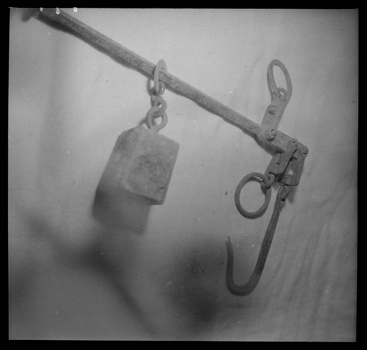 Manziat photographie Romaine à crochet Bourgogne, France 1944/1/1 Ph.1944.33.320 Photo