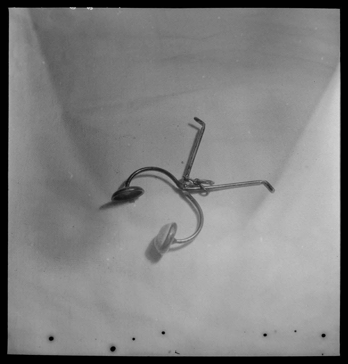 Manziat photographie Pince à robe Bourgogne, France 1944/1/1 Ph.1944.33.323 Photo