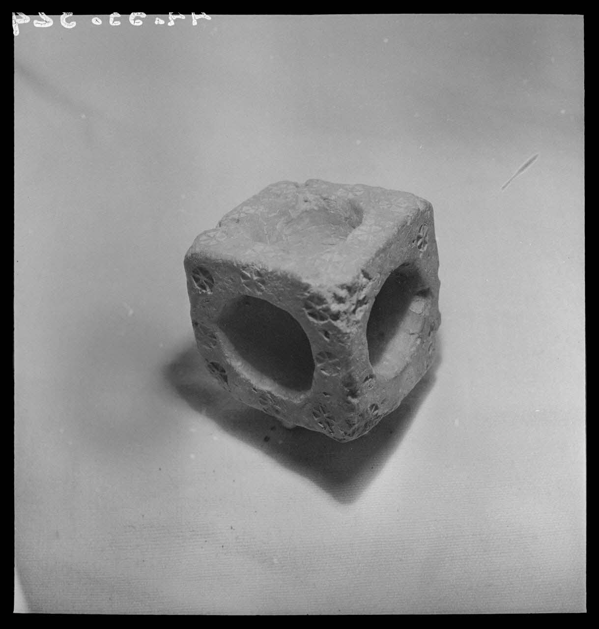 Manziat photographie Mortier en terre cuite Bourgogne, France 1944/1/1 Ph.1944.33.324 Photo