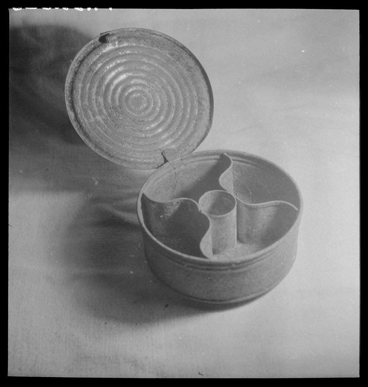 Manziat photographie Bougeoir avec réflecteur Bourgogne, France 1944/1/1 Ph.1944.33.325 Photo