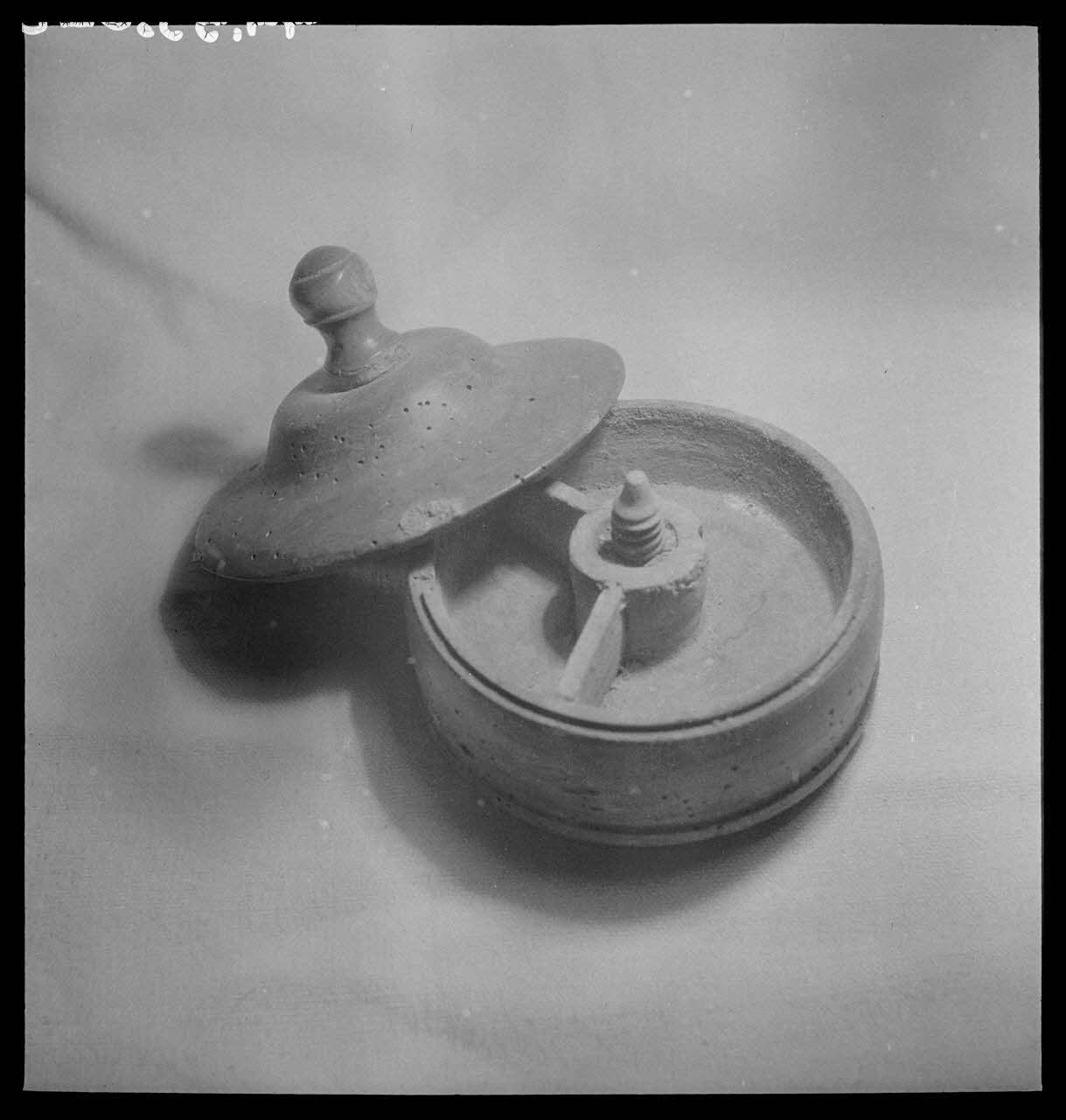 Manziat photographie Boîte à épices Bourgogne, France 1944/1/1 Ph.1944.33.326 Photo