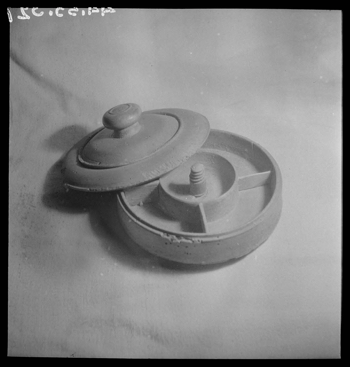 Manziat photographie Boîte à épices Bourgogne, France 1944/1/1 Ph.1944.33.327 Photo