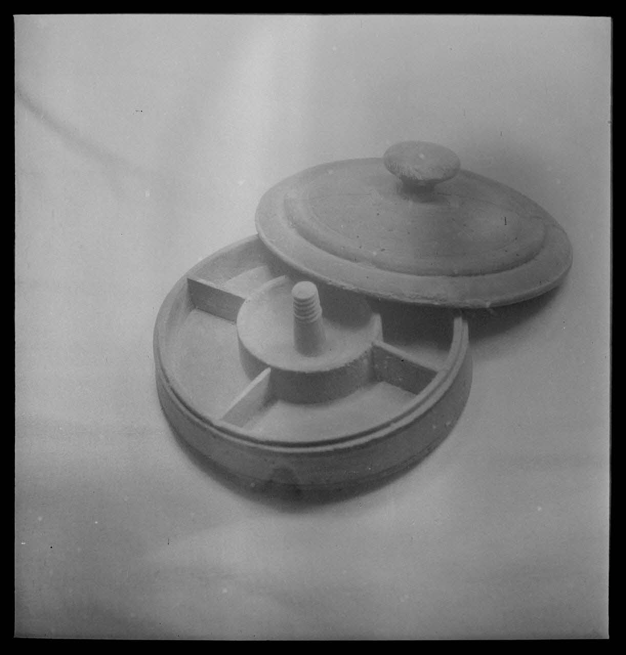 Manziat photographie Boîte à épices Bourgogne, France 1944/1/1 Ph.1944.33.328 Photo