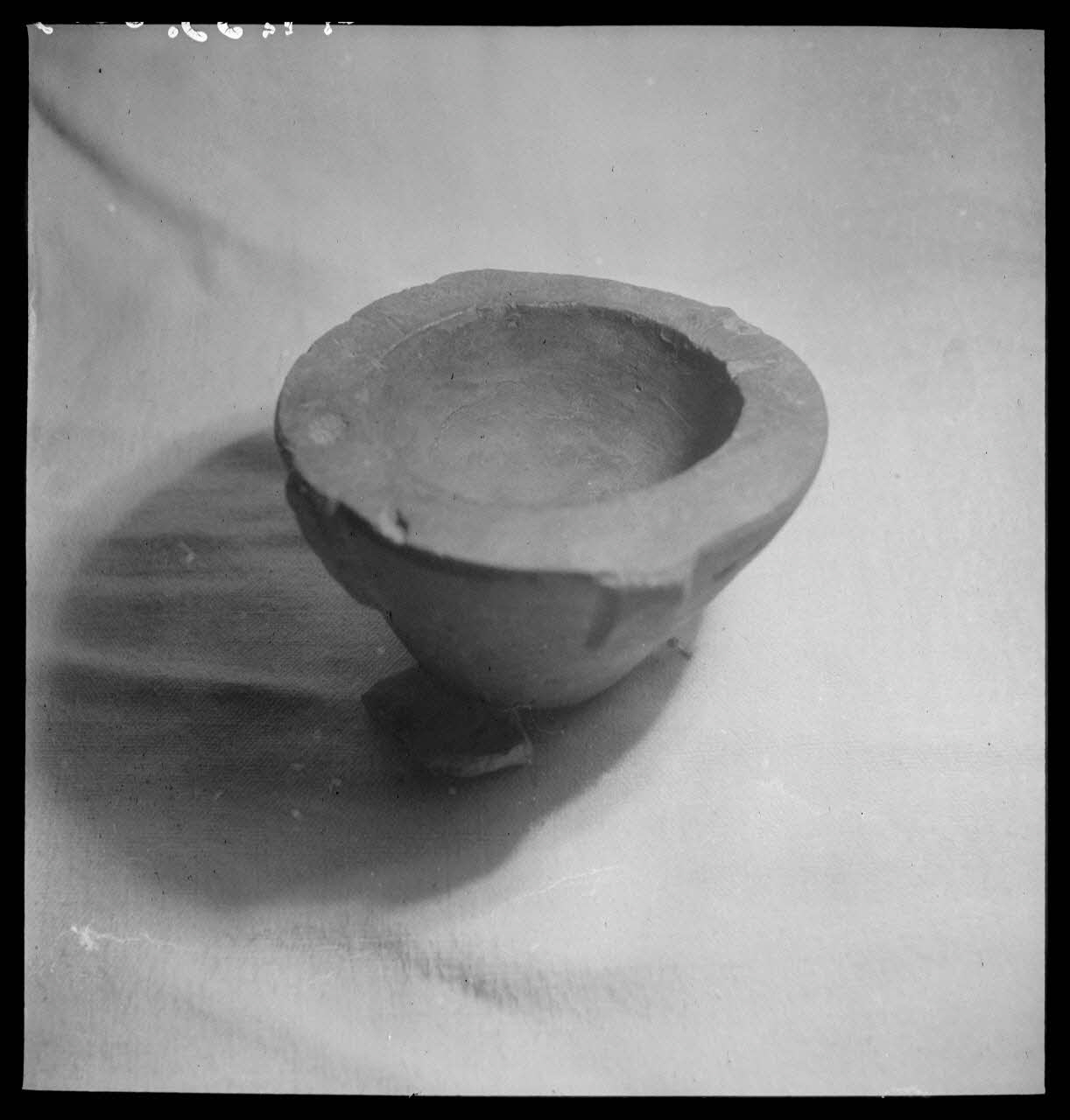 Manziat photographie Mortier en terre cuite Bourgogne, France 1944/1/1 Ph.1944.33.329 Photo