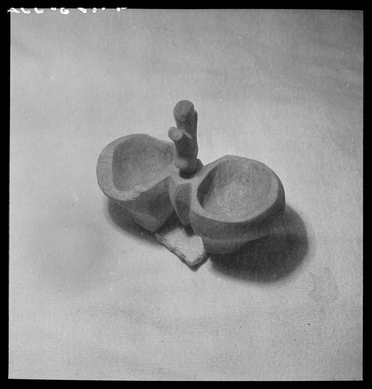 Manziat photographie Salière en bois découpé Bourgogne, France 1944/1/1 Ph.1944.33.332 Photo