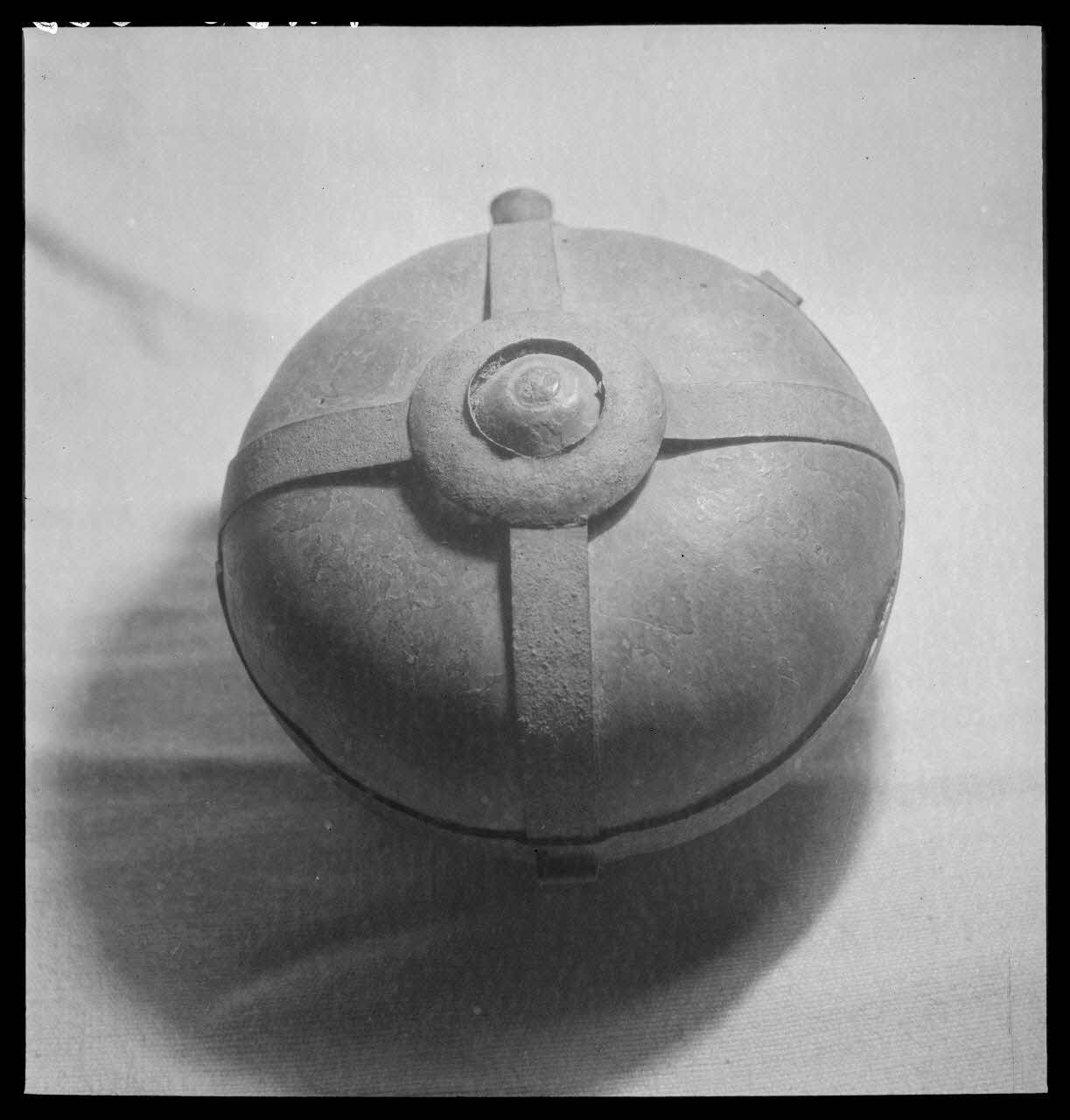 Manziat photographie Gourde Bourgogne, France 1944/1/1 Ph.1944.33.333 Photo