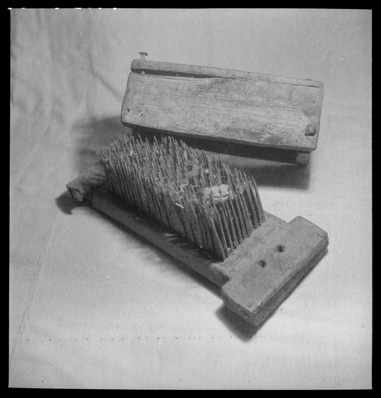 Manziat photographie Peigne à chanvre Bourgogne, France 1944/1/1 Ph.1944.33.335 Photo