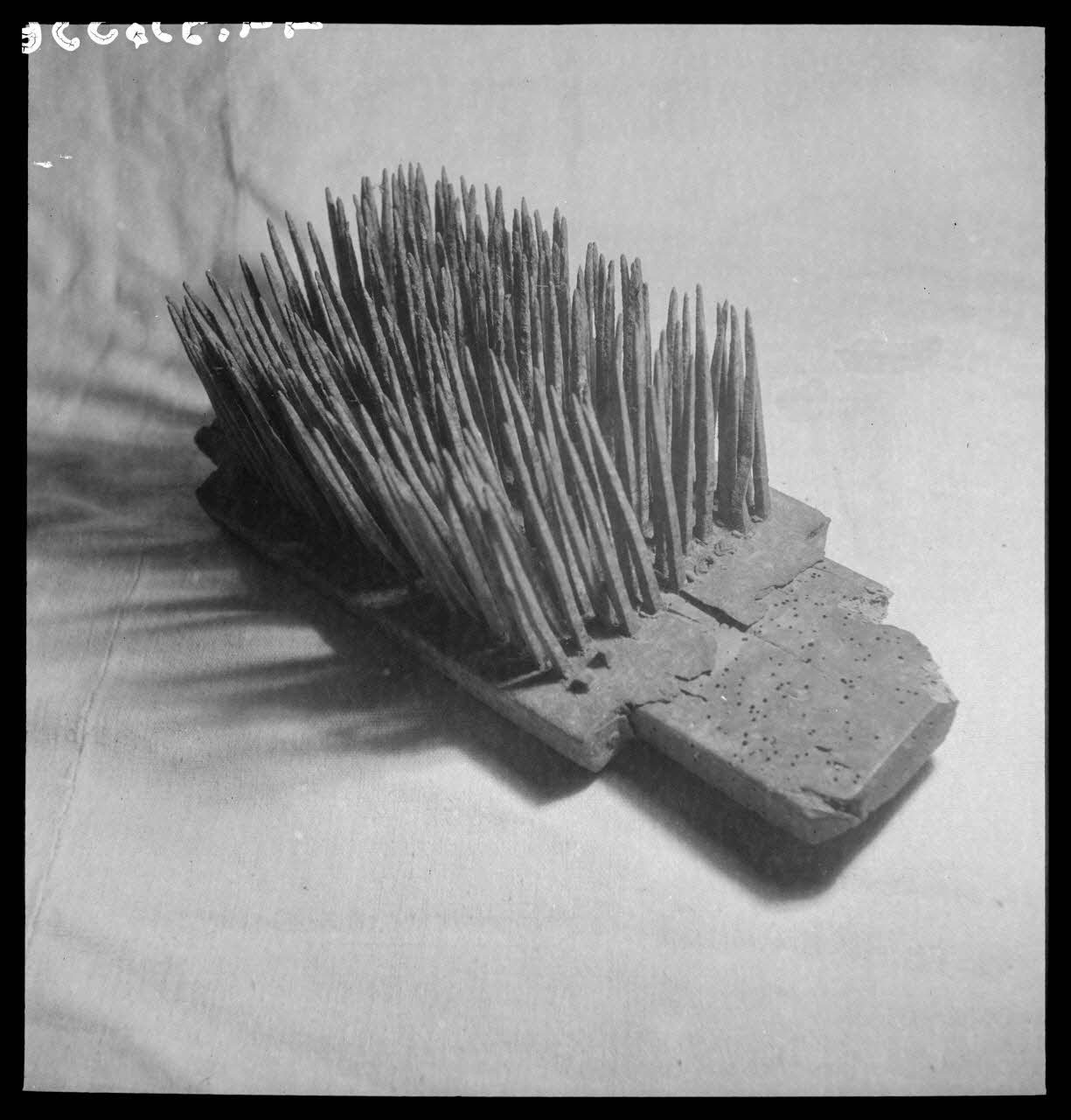 Manziat photographie Peigne à chanvre Bourgogne, France 1944/1/1 Ph.1944.33.336 Photo