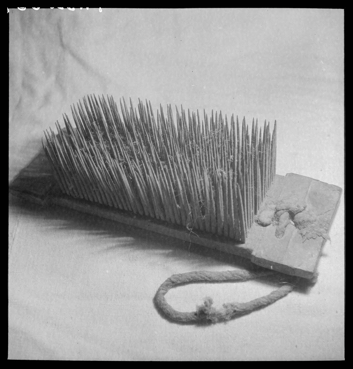 Manziat photographie Peigne à chanvre Bourgogne, France 1944/1/1 Ph.1944.33.337 Photo