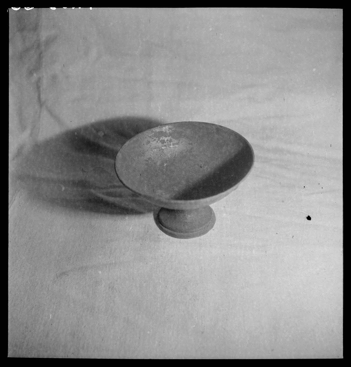 Manziat photographie Coupe de fer blanc dite "brulot" Bourgogne, France 1944/1/1 Ph.1944.33.339 Photo